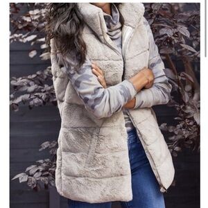 Evereve • Gray Faux Fur Vest Small